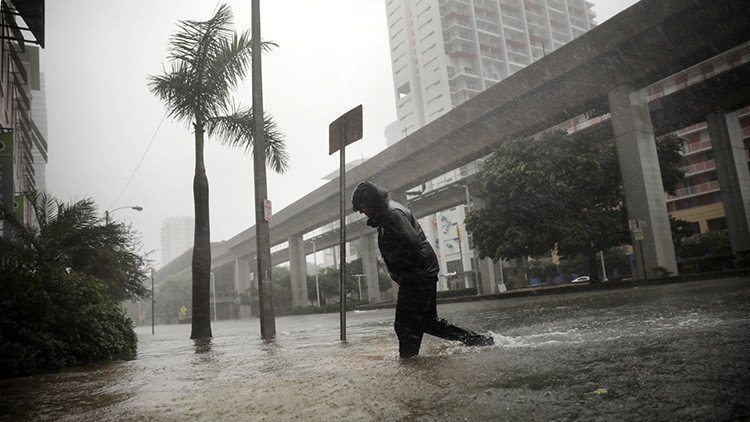 VIDEOS: El huracán Irma arranca azoteas de cuajo y 'enloquece' a las grúas en Florida