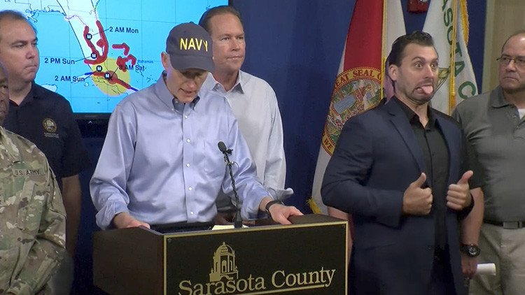 VIDEO: Un intérprete de signos roba el 'show' en pleno discurso sobre Irma