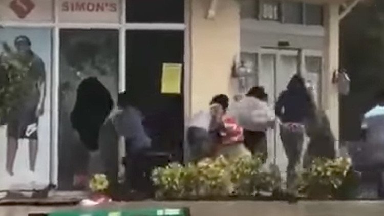 VIDEO: Habitantes de Florida saquean una tienda durante el paso del huracán Irma