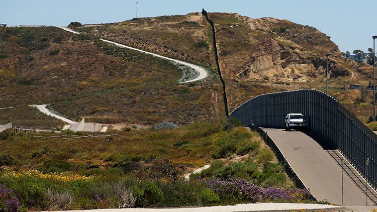 Huracanes Irma y Harvey arrasan con la propuesta de Trump de construir un muro entre México y EE.UU.