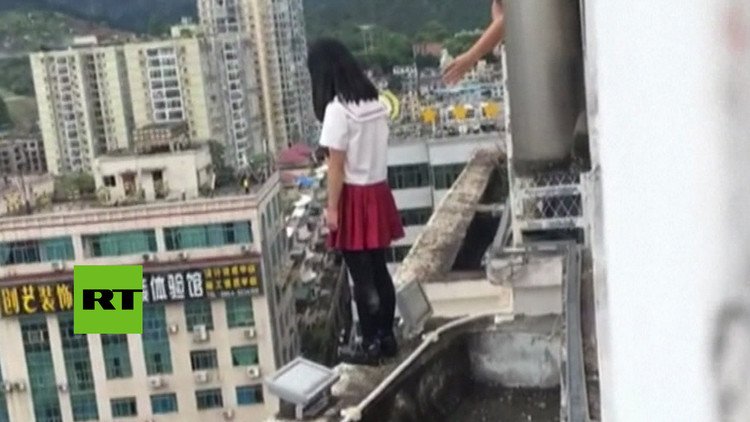 Impactante momento en que un profesor salva a su alumna de una muerte segura 