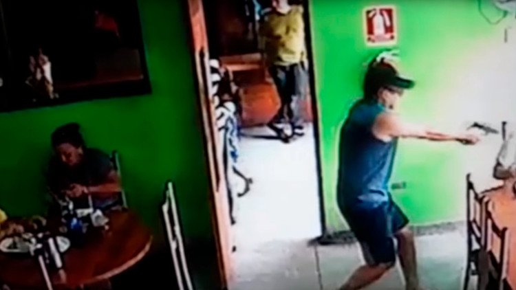 FUERTE VIDEO: Un sicario aparta a una niña de su camino antes de acribillar a su víctima