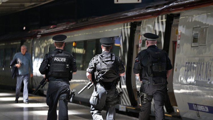 Video: Detienen a un hombre armado con un cuchillo en Birmingham