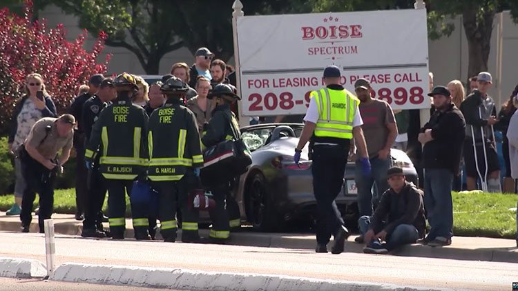 Un Porsche atropella a una decena de espectadores en una exhibición de autos deportivos (VIDEOS)