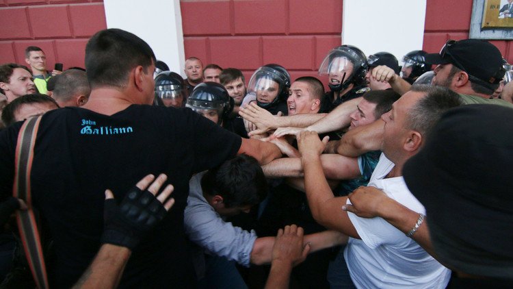 Enfrentamientos con policías en Ucrania por las niñas quemadas vivas en un campo de recreo (VIDEO)