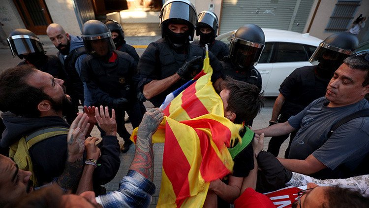  Los Mossos desalojan a los manifestantes que bloqueaban la entrada a una empresa del referéndum