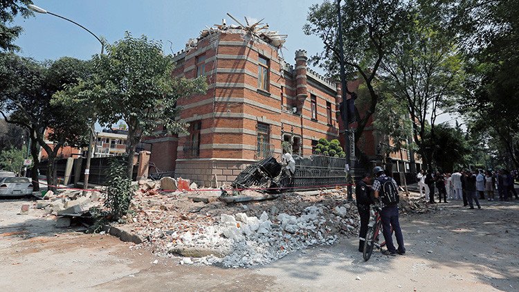 VIDEO: Ciudadanos retiran escombros en busca de personas atrapadas tras el terremoto en México