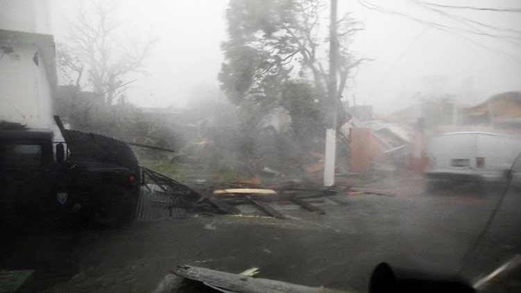 Así es María en acción: El huracán arrastra a una corresponsal de CNN en pleno directo (VIDEO)