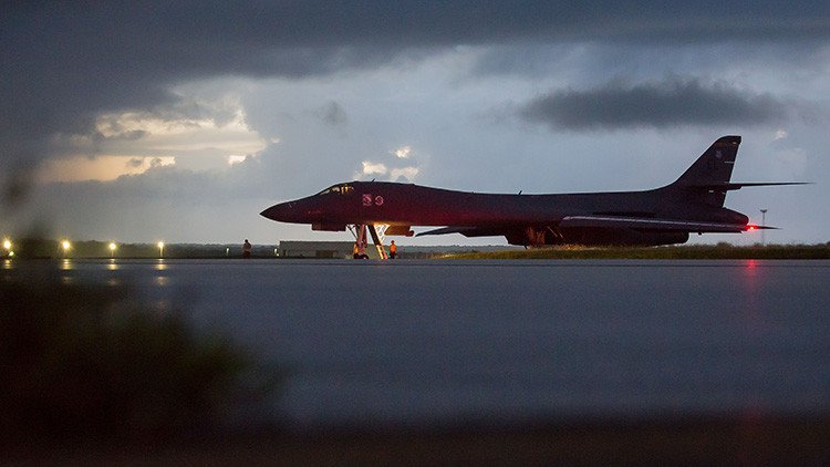 Pionyang reacciona al vuelo de aviones de EE.UU. cerca de sus fronteras y 'enseña' cómo destruirlos
