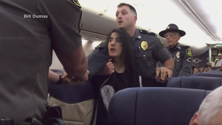 Video indignante: Por declararse alérgica a los animales fue arrastrada fuera de un avión