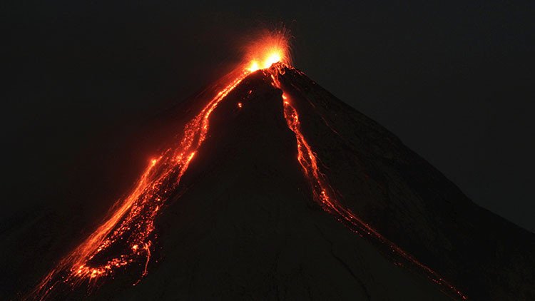 El volcán de Fuego de Guatemala entra en erupción (VIDEO)