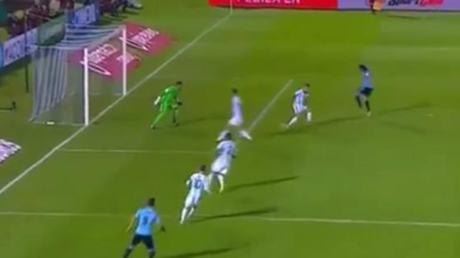 'Chicos, no están en Barcelona': Messi 'asiste' a Suárez y la acción casi termina en autogol