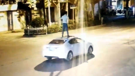 VIDEO: Un conductor ebrio viaja sobre el techo de su automóvil en China