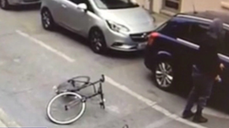 Una cámara de seguridad capta un nuevo ataque con ácido en Londres (VIDEO)