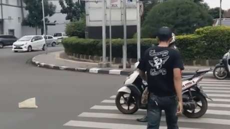 Detiene su scooter en medio de un paso de cebra y un peatón le da una lección