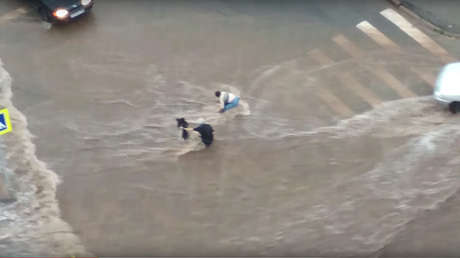 "A la deriva como hormigas": Este 'apocalipsis acuático' paraliza una ciudad rusa (VIDEOS)