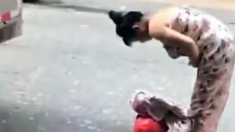 Una mujer da a luz en plena calle y se marcha a pie con el bebé y sus compras [FUERTE VIDEO]