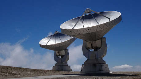 ¿Son de extraterrestres las misteriosas señales que el proyecto de Hawking detectó en el espacio?