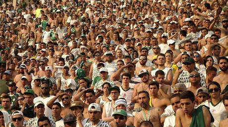 VIDEO: Un hombre golpea y tira al suelo a una mujer en un partido de fútbol americano en Atlanta
