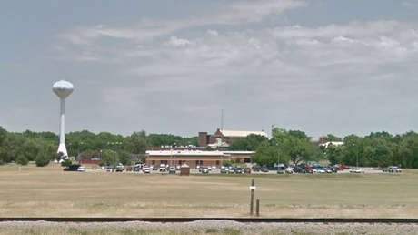 Estallan disturbios masivos en una cárcel de Kansas: edificios quemados y presos armados