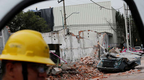 No todos los héroes usan capas: Un mexicano izó la bandera del país tras el terremoto (VIDEO)