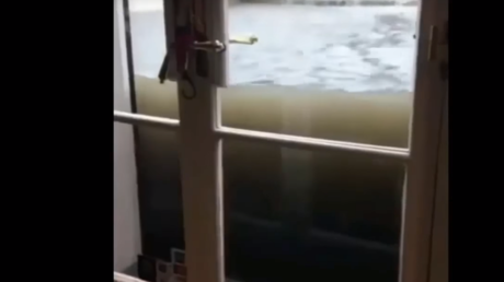 Huracán Irma: Propietarios de un local en Miami quedan atrapados por las inundaciones (VIDEO)