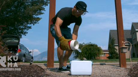 Esto es lo que pasa si echas agua hirviendo sobre nitrógeno líquido 