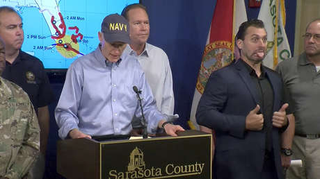 VIDEO: Un intérprete de signos roba el 'show' en pleno discurso sobre Irma