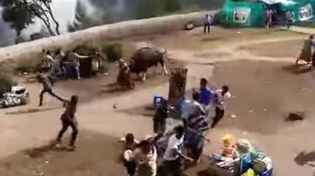 Un enorme bisonte irrumpe violentamente en un pueblo turístico