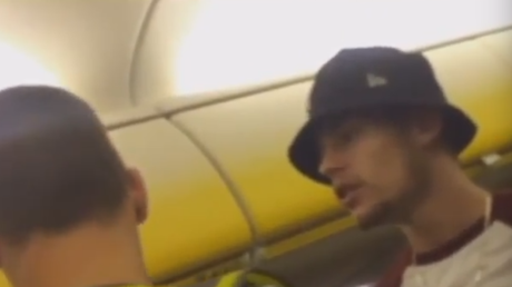 Una llave inesperada: Joven ebrio fastidió a todos en el avión hasta que recibió su merecido 