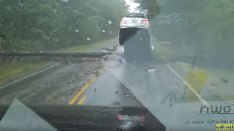 Un árbol casi parte por la mitad un coche al ser derribado por el huracán Irma