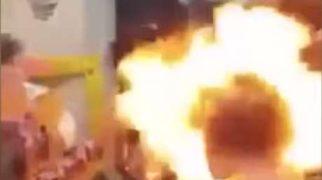 Sopla las velas de su tarta de cumpleaños y acaba convertida en una bola de fuego 