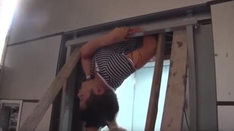 Un error que se pagó con sangre: ascensor casi parte en dos a un técnico que estaba dentro