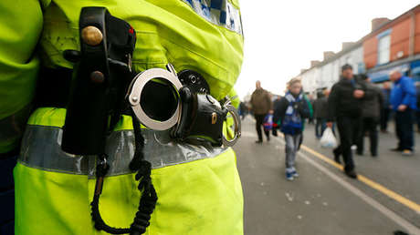 Un policía británico amenaza a un negro: "Serías el primero al que le dispararía" (VIDEO)
