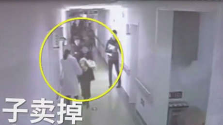 Video impactante: un padre vende a su hija recién nacida a unos traficantes en la maternidad