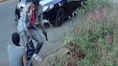 Asaltan a una mujer que prefiere morir antes que perder lo que esconde en el bolso