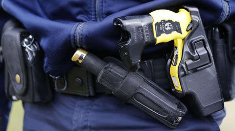 Un policía detiene con electrochoques a una mujer pese a estar embarazada (VIDEO)