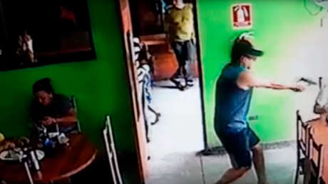 FUERTE VIDEO: Un sicario aparta a una niña de su camino antes de acribillar a su víctima