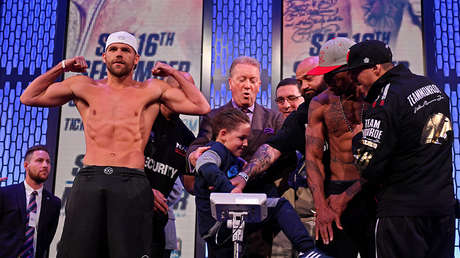 ¡Golpe bajo! El hijo de un boxeador ataca al rival de su padre en pleno pesaje (Video)