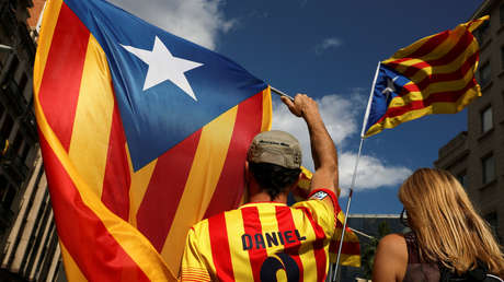 Referéndum de Cataluña: La verdad sobre la foto de la anciana que desafía a un Guardia Civil