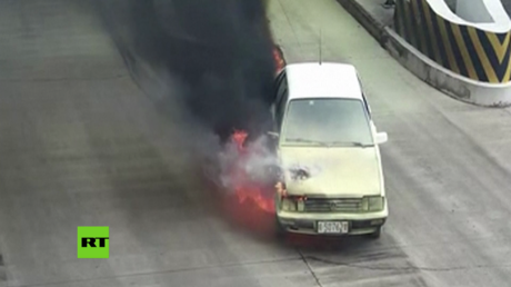 El coche fantástico: se incendia solo y se aparta solo del peaje
