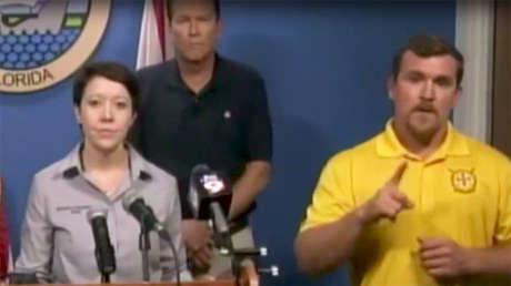 Un intérprete de sordos habla de osos y monstruos durante una rueda de prensa sobre Irma (video)