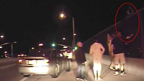 VIDEO: El heroico policía que fue apuñalado siete veces por el suicida al que intentaba salvar