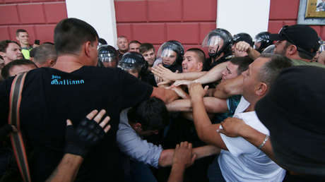 Enfrentamientos con policías en Ucrania por las niñas quemadas vivas en un campo de recreo (VIDEO)