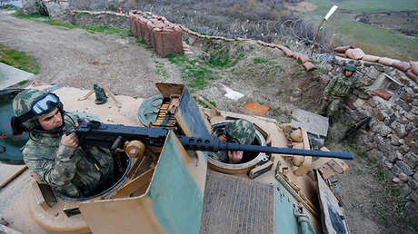 Turquía envía equipo militar a las fronteras sirias