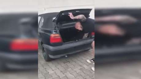 Encienden un petardo en el maletero de un coche a ver qué pasa 