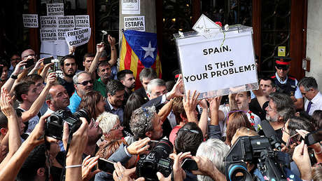 La Policía Nacional entra en la sede central de la CUP en Barcelona