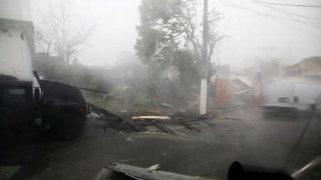 Así es María en acción: El huracán arrastra a una corresponsal de CNN en pleno directo (VIDEO)