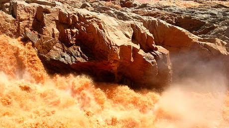 VIDEO: Obreros huyen desesperadamente para salvar sus vidas de una ola 'apocalíptica'