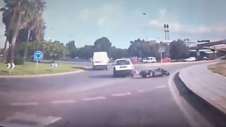 Un motorista queda atrapado bajo un coche en Ibiza